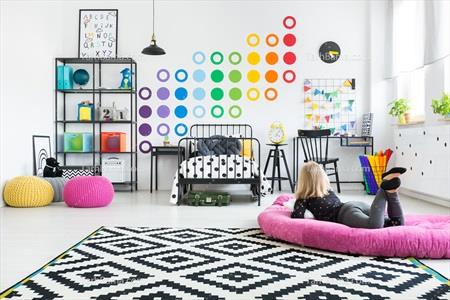 تصویر با کیفیت اتاق رنگی رنگی و کودک وسط اتاق